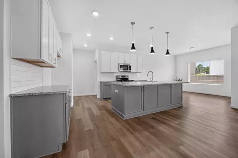 Kitchen - 3939 E Appledore Ct, Brookline, MO 65619 photo 2 of 3
