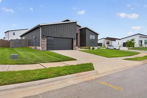 Exterior - 3939 E Appledore Ct, Brookline, MO 65619 photo 5 of 5