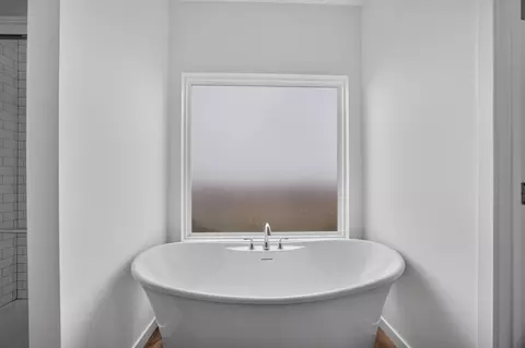 Bath - 3939 E Appledore Ct, Brookline, MO 65619 photo 1 of 4