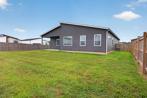 Exterior - 3939 E Appledore Ct, Brookline, MO 65619 photo 4 of 5