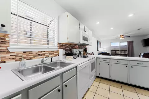 Kitchen - 29 Blue Bird Way #3, Branson, MO 65616 photo 5 of 5