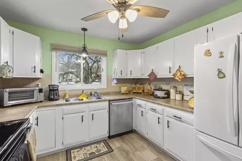 Kitchen - 25 Oak Ct, Branson, MO 65616 photo 3 of 3