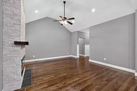 Living - 831 N Grapevine Rd, Springfield, MO 65802 photo 4 of 6