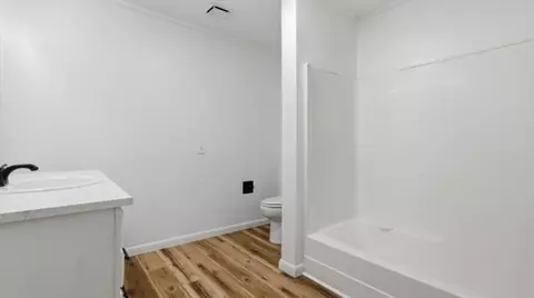 Bath - 651 Plainview Dr, Houston, MO 65483 photo 2 of 4