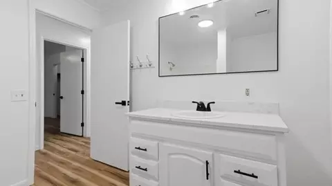 Bath - 651 Plainview Dr, Houston, MO 65483 photo 1 of 4