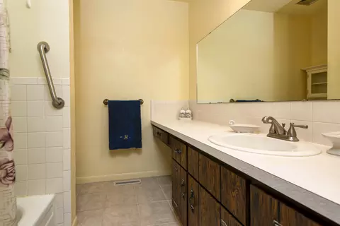 Bath - 2941 E Linwood St, Springfield, MO 65804 photo 2 of 2