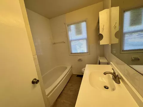 Bath - 1755 S Montebello Ave, Springfield, MO 65807 photo 1 of 1