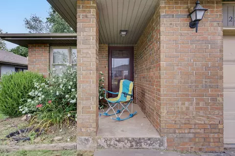 Exterior - 2733 S Hilton Ave, Springfield, MO 65807 photo 6 of 11