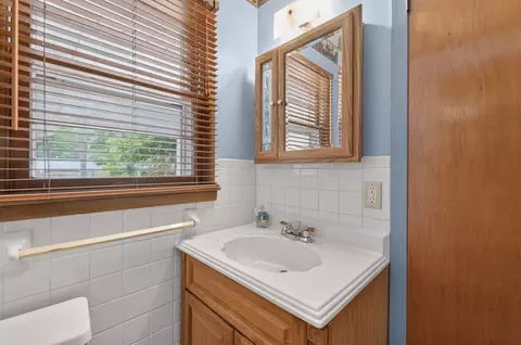 Bath - 1124 S Bruce Ave, Springfield, MO 65804 photo 1 of 3