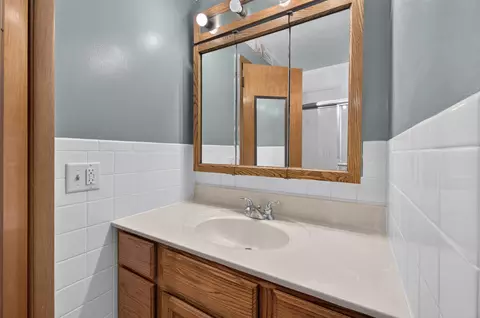 Bath - 1124 S Bruce Ave, Springfield, MO 65804 photo 2 of 3