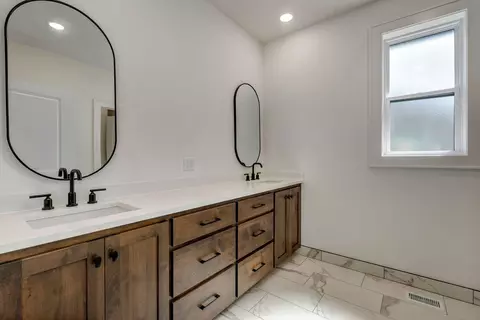 Bath - 2023 N Silver Charm Ave, Springfield, MO 65802 photo 7 of 8