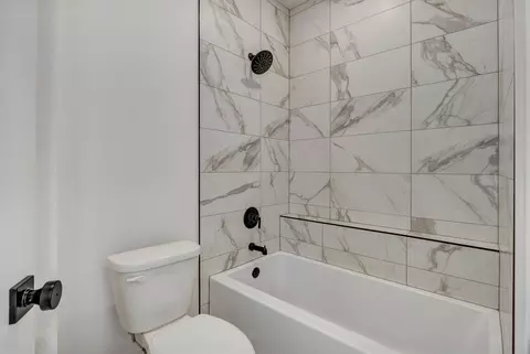 Bath - 2023 N Silver Charm Ave, Springfield, MO 65802 photo 8 of 8
