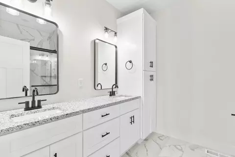 Bath - 210 E Clayton Ln, Republic, MO 65738 photo 2 of 5