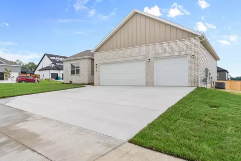 Exterior - 210 E Clayton Ln, Republic, MO 65738 photo 4 of 7