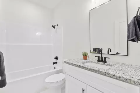 Bath - 118 E Clayton Ln, Republic, MO 65738 photo 3 of 3