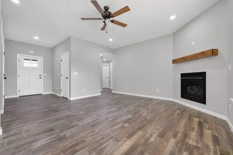 Living - 421 Beavertail Rd, Ash Grove, MO 65604 photo 2 of 3