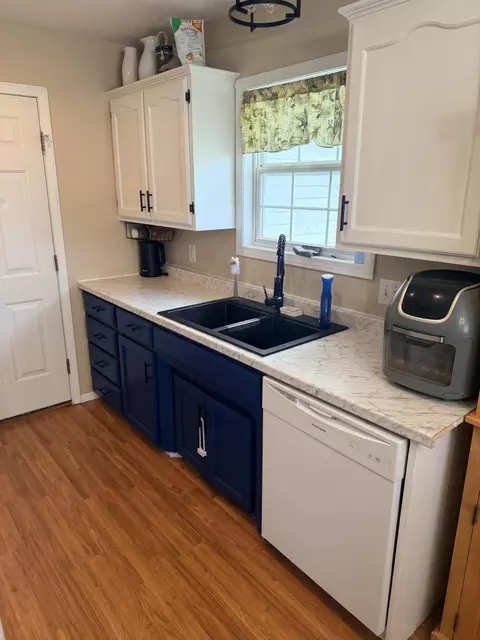 Kitchen - 4136 Somerset Dr, Battlefield, MO 65619 photo 2 of 4