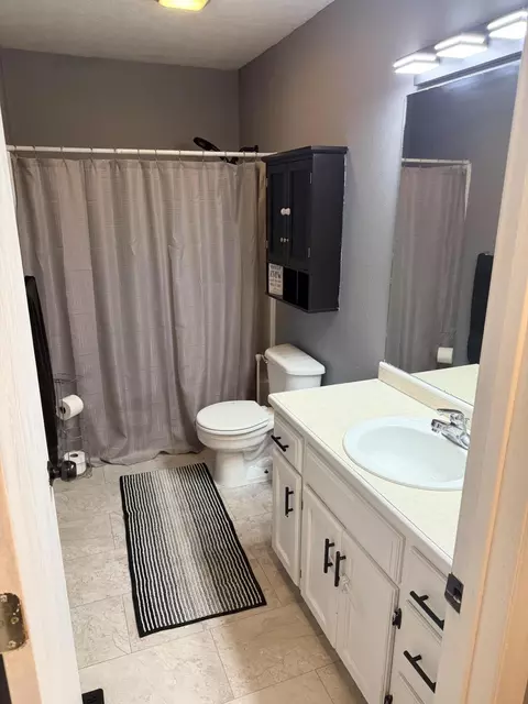 Bath - 4136 Somerset Dr, Battlefield, MO 65619 photo 2 of 2