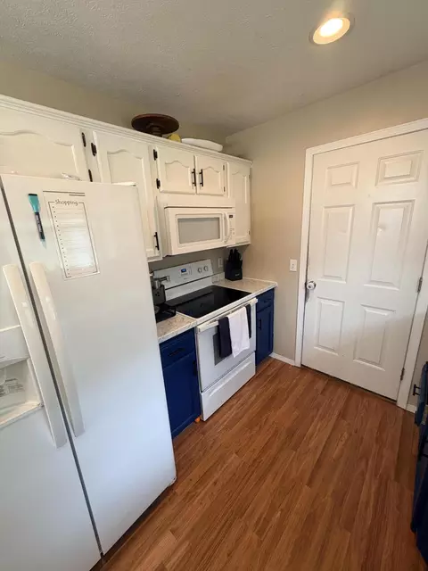 Kitchen - 4136 Somerset Dr, Battlefield, MO 65619 photo 3 of 4