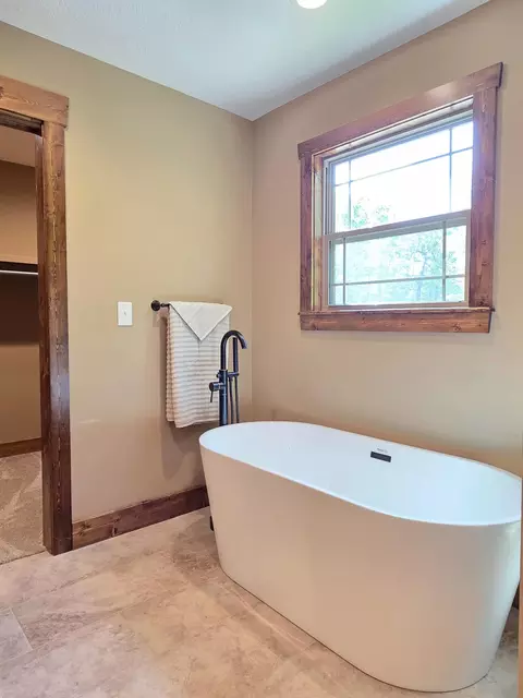 Bath - 235 Kings Way Dr, Marshfield, MO 65706 photo 6 of 11
