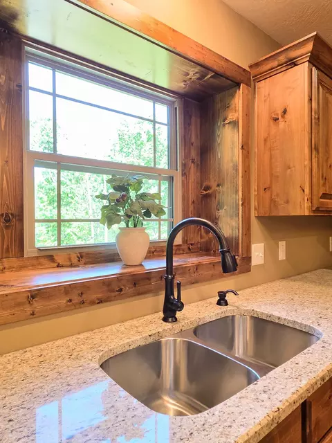 Kitchen - 235 Kings Way Dr, Marshfield, MO 65706 photo 5 of 8