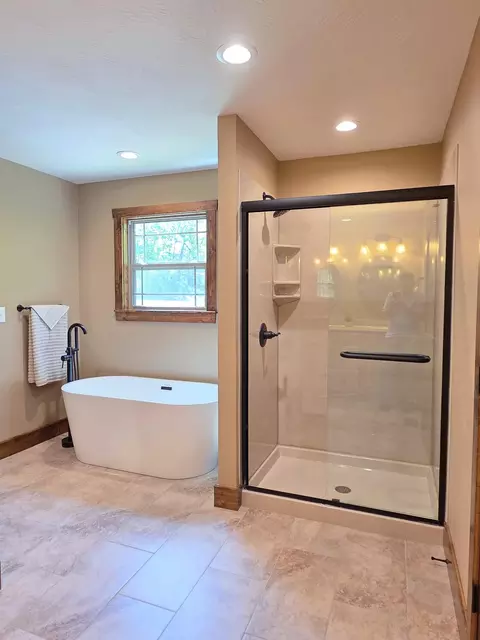 Bath - 235 Kings Way Dr, Marshfield, MO 65706 photo 5 of 11