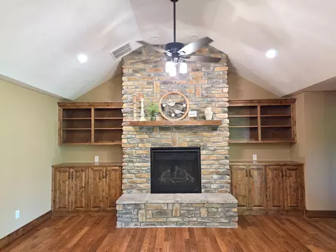Living - 235 Kings Way Dr, Marshfield, MO 65706 photo 3 of 8