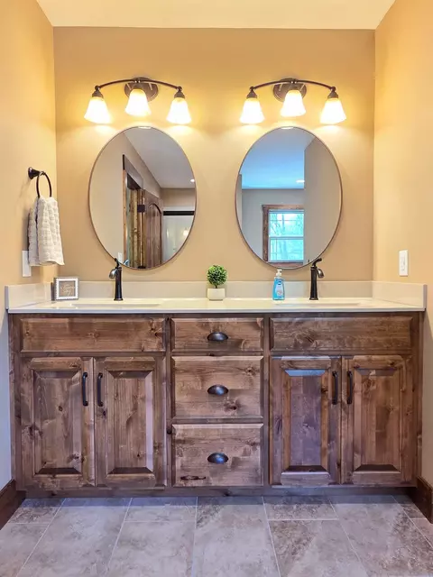 Bath - 235 Kings Way Dr, Marshfield, MO 65706 photo 2 of 11