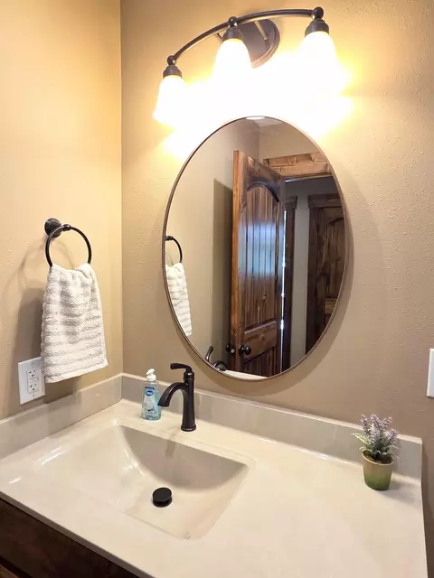 Bath - 235 Kings Way Dr, Marshfield, MO 65706 photo 9 of 11