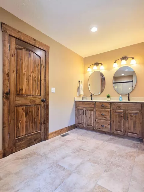 Bath - 235 Kings Way Dr, Marshfield, MO 65706 photo 1 of 11