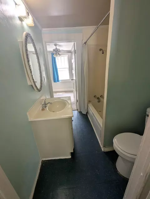 Bath - 18 W Delta St, Aurora, MO 65605 photo 1 of 1