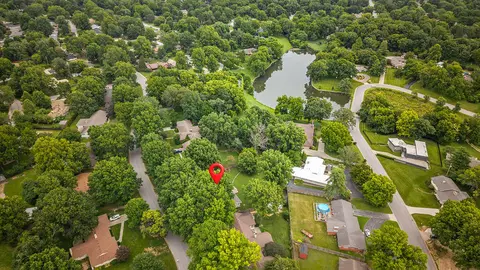 View/Area - 2266 S Meadowview Ave, Springfield, MO 65804 photo 2 of 8