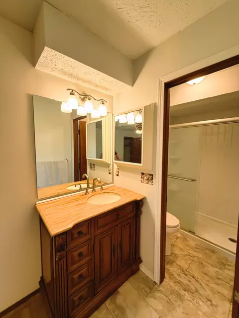 Bath - 2633 S Weaver Ave, Springfield, MO 65807 photo 2 of 4