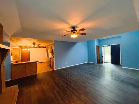 Living - 2633 S Weaver Ave, Springfield, MO 65807 photo 3 of 5