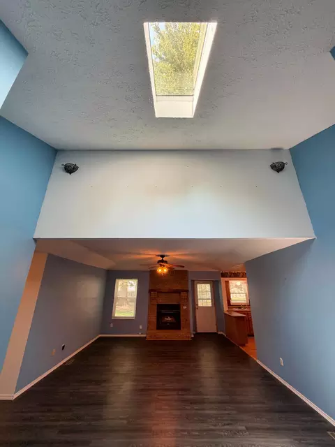 Living - 2633 S Weaver Ave, Springfield, MO 65807 photo 2 of 5