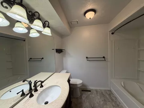Bath - 2633 S Weaver Ave, Springfield, MO 65807 photo 1 of 4