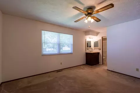 Bedroom - 2633 S Weaver Ave, Springfield, MO 65807 photo 2 of 7
