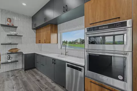Kitchen - 391 Sunset Dr, Saddlebrooke, MO 65630 photo 4 of 5
