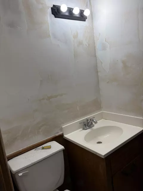 Bath - 4003 W Hialeah St, Springfield, MO 65803 photo 2 of 3