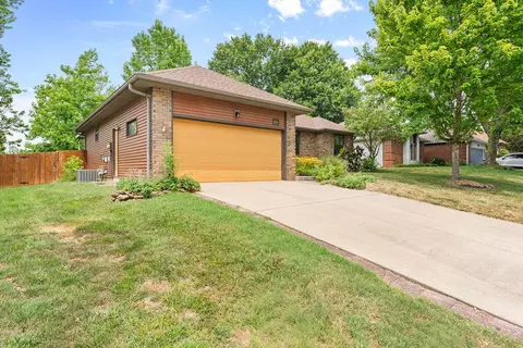 Exterior - 3837 S Parklane Ave, Springfield, MO 65807 photo 4 of 10