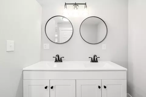 Bath - 2148 E Walnut St, Springfield, MO 65802 photo 2 of 3