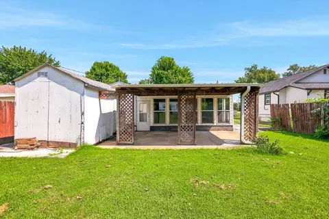 Exterior - 2148 E Walnut St, Springfield, MO 65802 photo 3 of 5