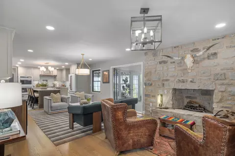 Living - 2599 S Skyline Dr, Springfield, MO 65804 photo 4 of 11