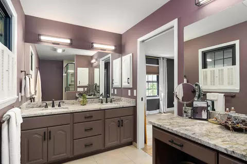 Bath - 2599 S Skyline Dr, Springfield, MO 65804 photo 2 of 6