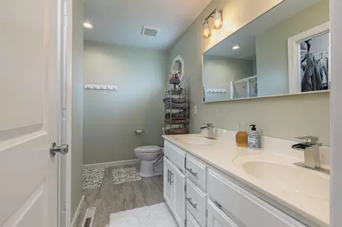 Bath - 335 S Foster Ave, Springfield, MO 65802 photo 1 of 3