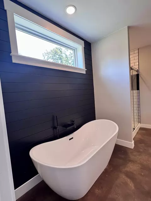 Bath - 13425 Highway V, Diamond, MO 64840 photo 5 of 8