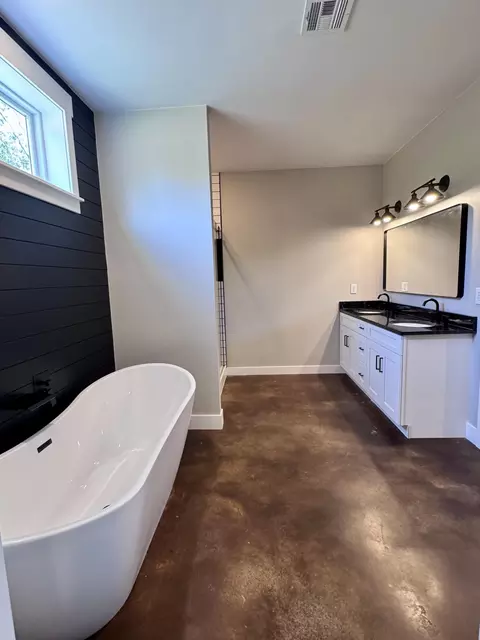 Bath - 13425 Highway V, Diamond, MO 64840 photo 6 of 8