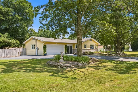 Exterior - 1306 Porter Ave, Aurora, MO 65605 photo 2 of 8