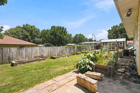 Exterior - 1306 Porter Ave, Aurora, MO 65605 photo 5 of 8
