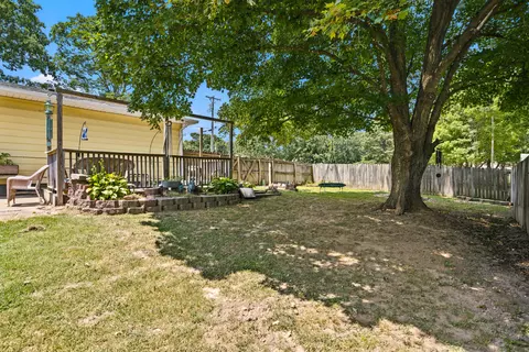 Exterior - 1306 Porter Ave, Aurora, MO 65605 photo 4 of 8